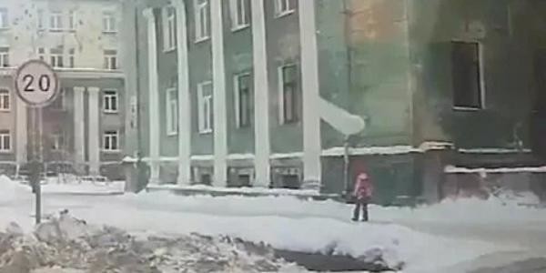 В Северодвинске возбудили уголовное дело по факту падения снега и наледи с крыши
